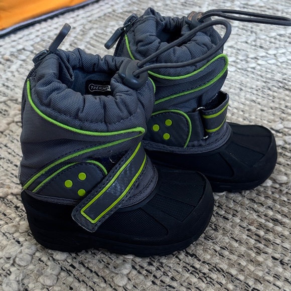 Other - Kids Snow Boots - Gray and Green size 5/6